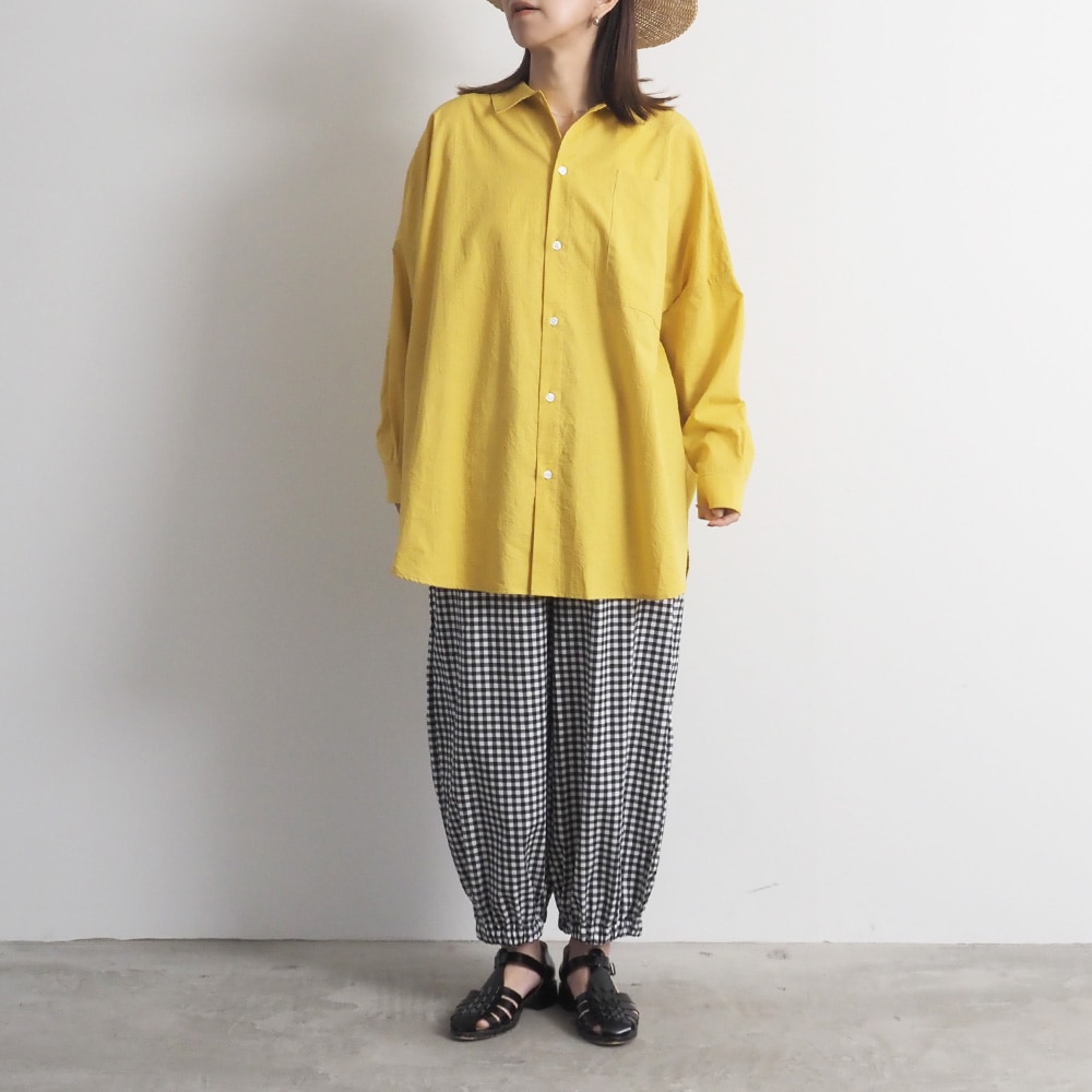 ブロードストライプ・チェック柄 ポップパンツ パンツを着た女性の全身