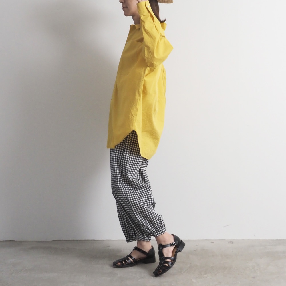 ブロードストライプ・チェック柄 ポップパンツ パンツを着た女性の全身