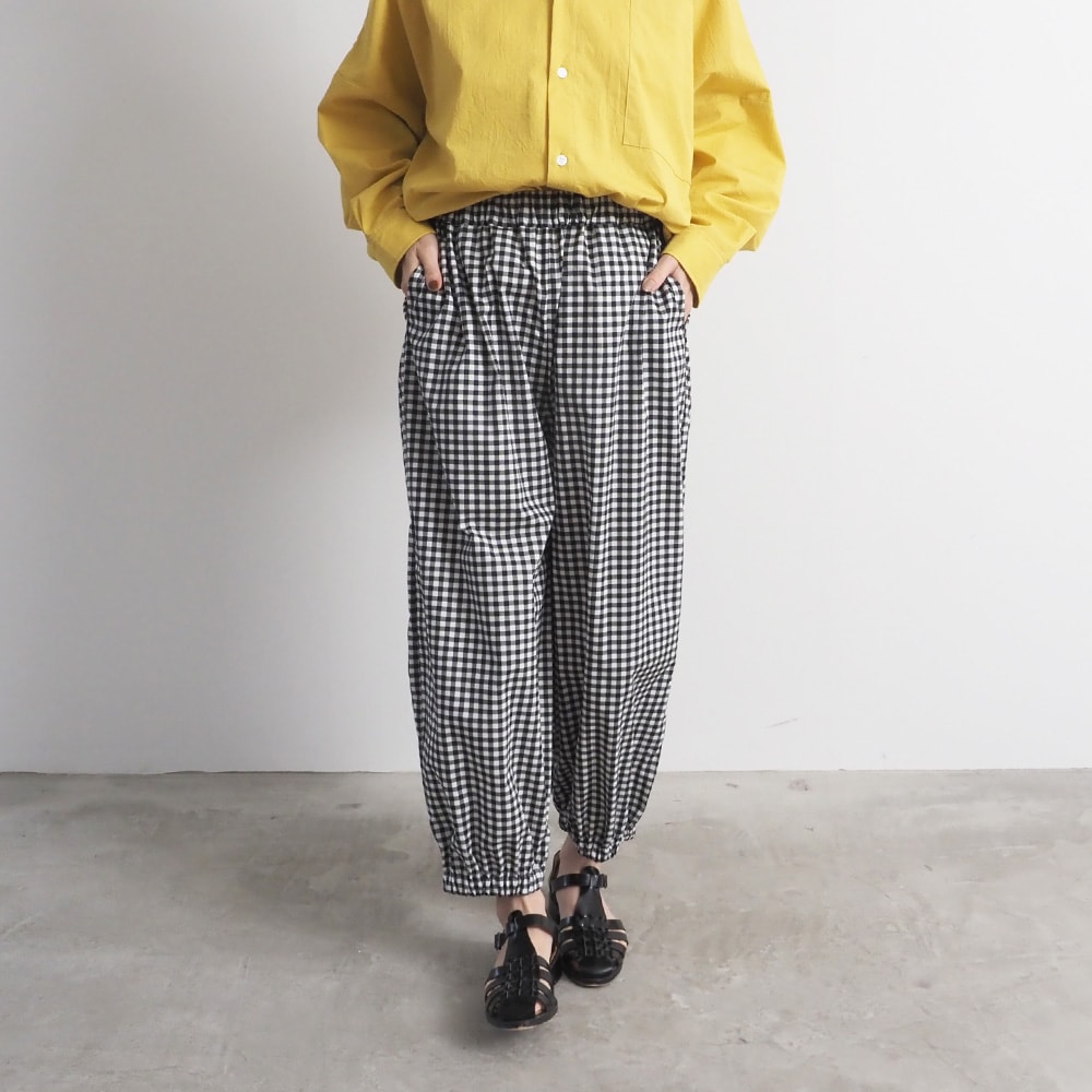 ブロードストライプ・チェック柄 ポップパンツ パンツを着た女性の全身