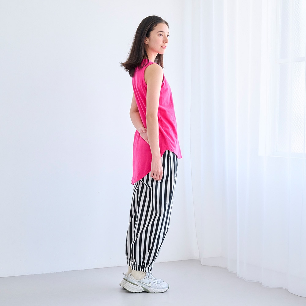 ブロードストライプ・チェック柄 ポップパンツ パンツを着た女性の全身