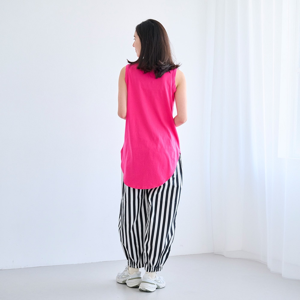 ブロードストライプ・チェック柄 ポップパンツ パンツを着た女性の全身