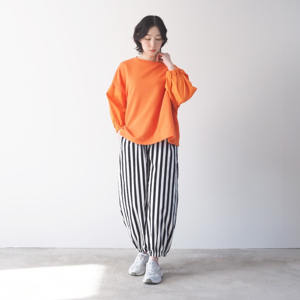 ブロードストライプ・チェック柄 ポップパンツ パンツを着た女性の全身