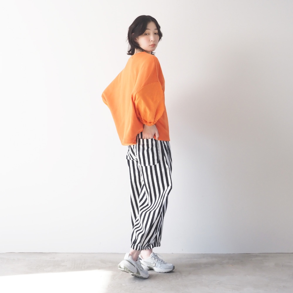 ブロードストライプ・チェック柄 ポップパンツ パンツを着た女性の全身