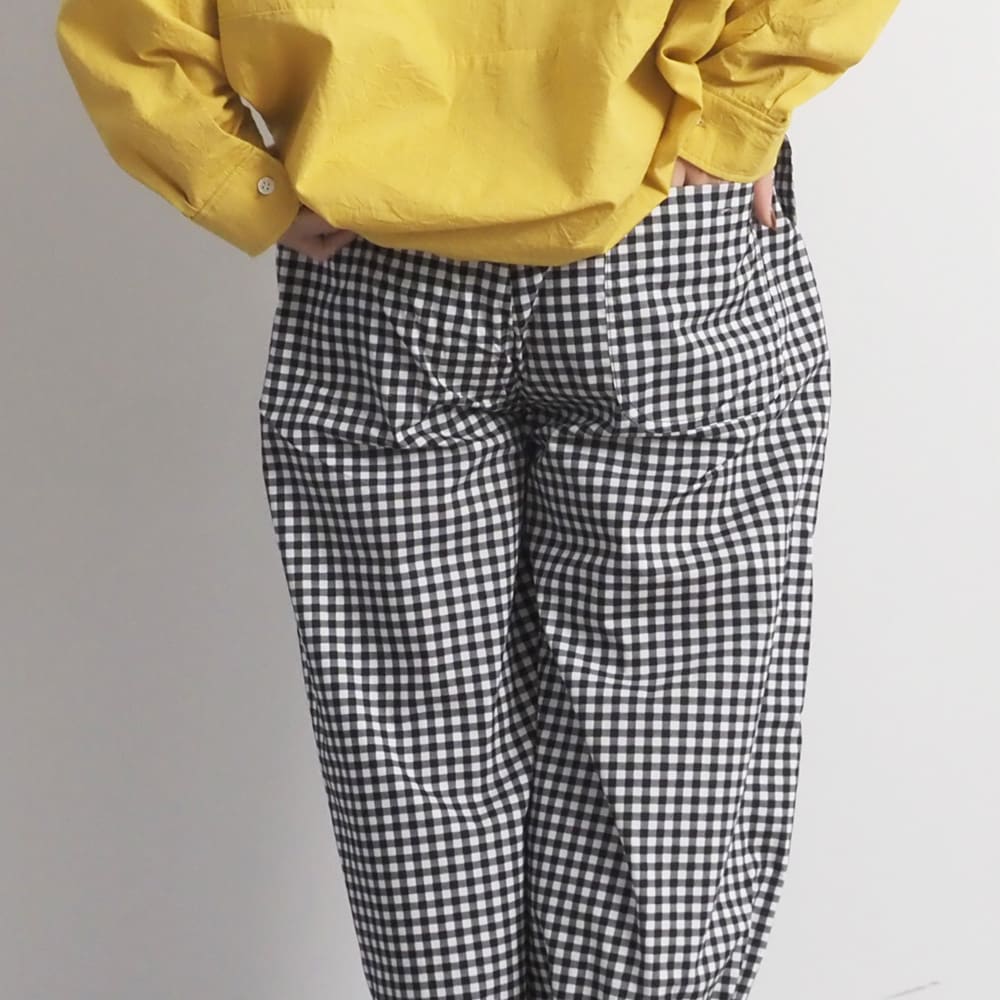 ブロードストライプ・チェック柄 ポップパンツ パンツを着た女性の正面