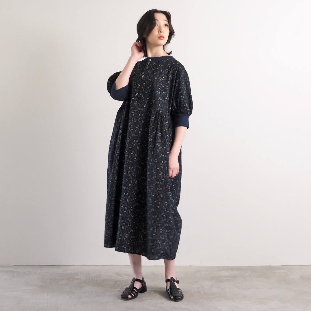 スケアコットンメランコリーフラワー ハンドベルワンピース　ワンピースを着た女性の全身