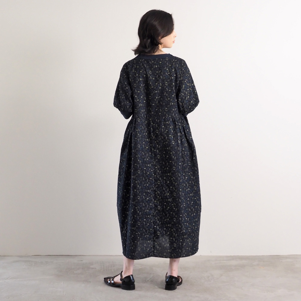 スケアコットンメランコリーフラワー ハンドベルワンピース　ワンピースを着た女性の全身