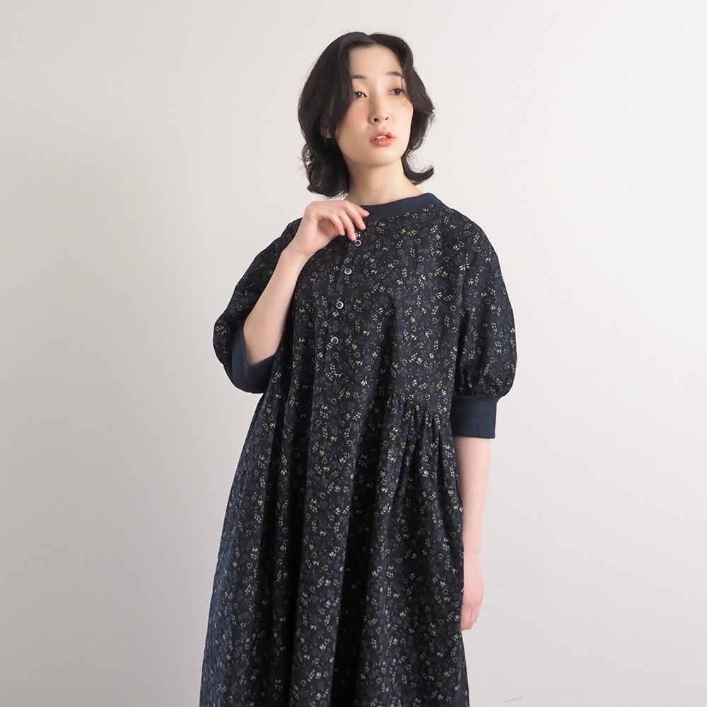 スケアコットンメランコリーフラワー ハンドベルワンピース　ワンピースを着た女性の全身