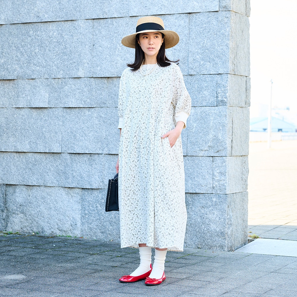 スケアコットンメランコリーフラワー ハンドベルワンピース　ワンピースを着た女性の全身