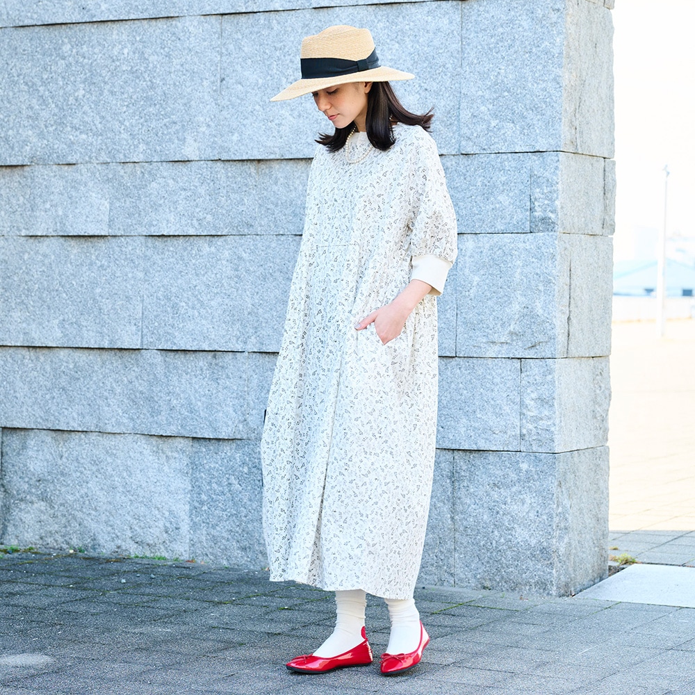 スケアコットンメランコリーフラワー ハンドベルワンピース　ワンピースを着た女性の全身