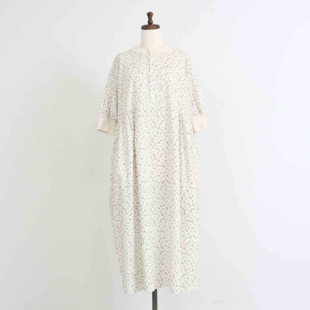 スケアコットンメランコリーフラワー ハンドベルワンピース　ワンピースの正面ディティール