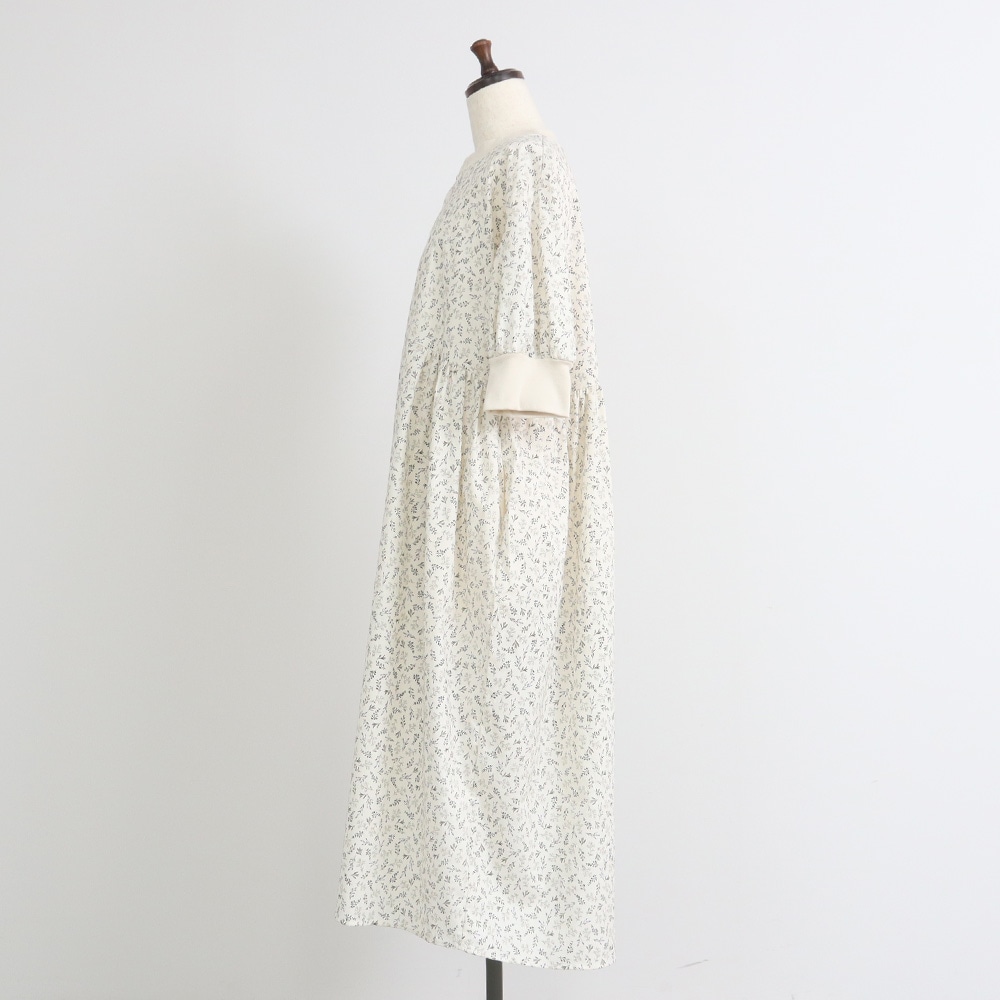 スケアコットンメランコリーフラワー ハンドベルワンピース　ワンピースの正面ディティール