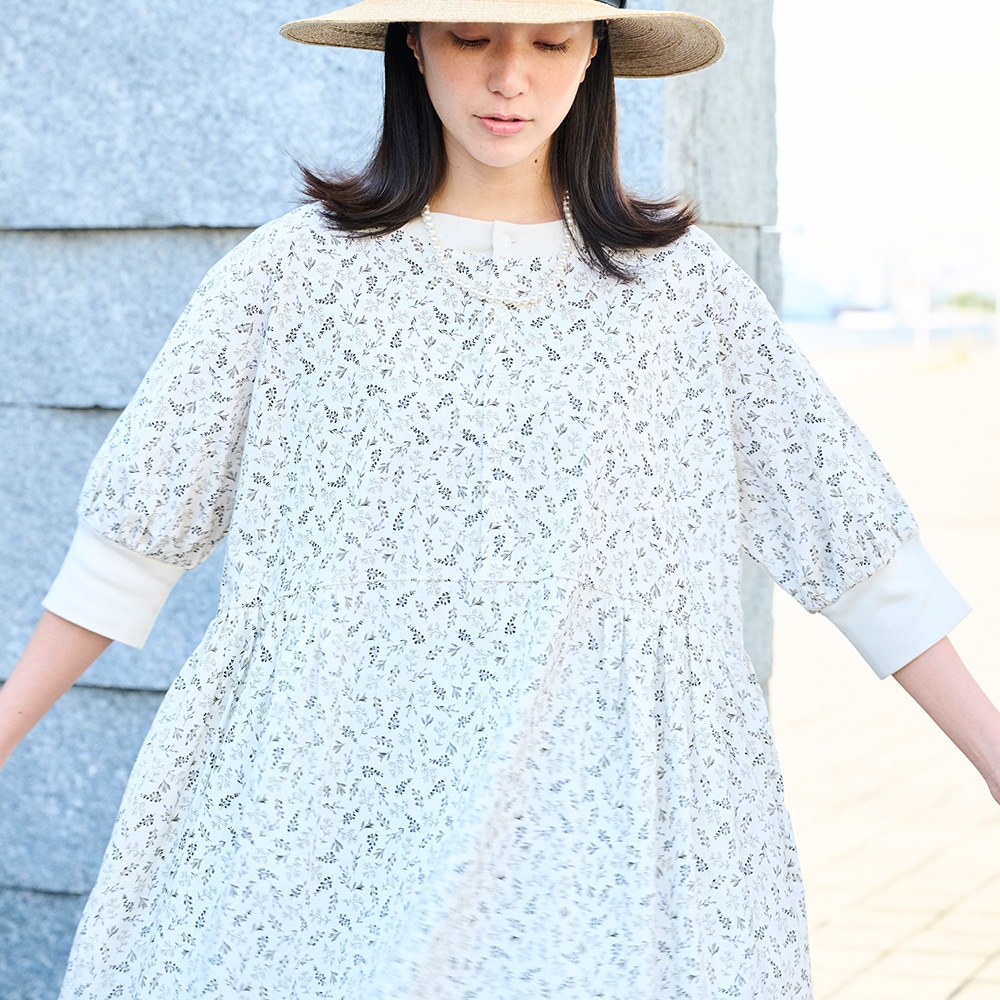 スケアコットンメランコリーフラワー ハンドベルワンピース　ワンピースを着た女性の正面