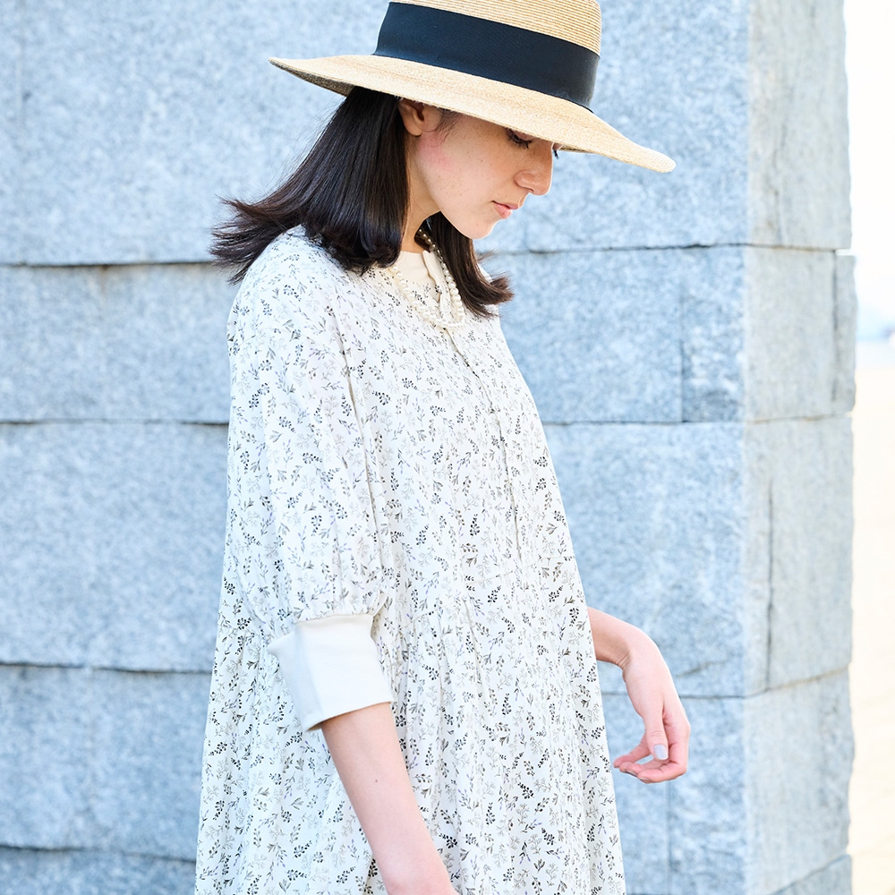 スケアコットンメランコリーフラワー ハンドベルワンピース　ワンピースを着た女性の正面