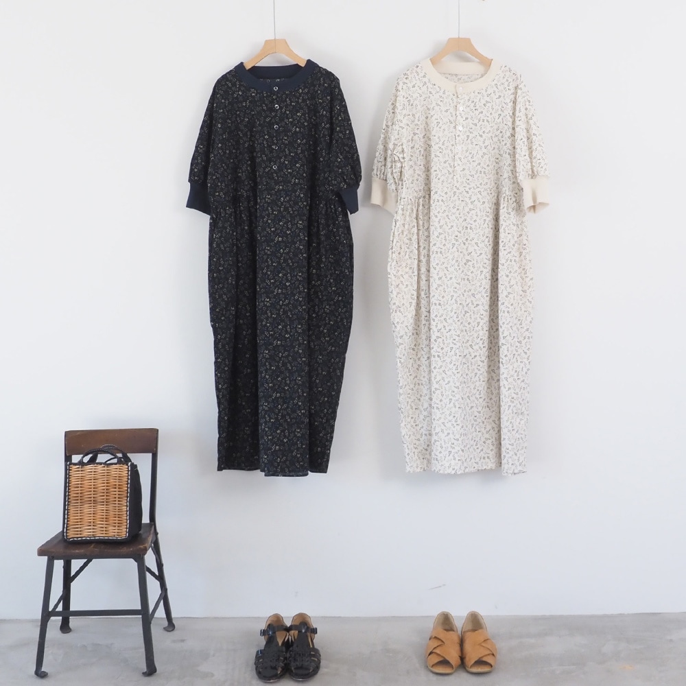 スケアコットンメランコリーフラワー ハンドベルワンピース　ワンピースを着た女性の正面