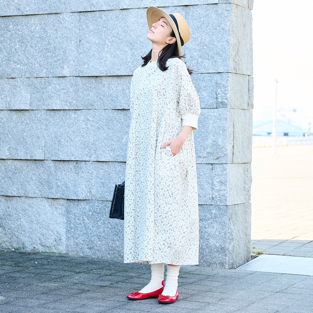 スケアコットンメランコリーフラワー ハンドベルワンピース　ワンピースを着た女性の正面