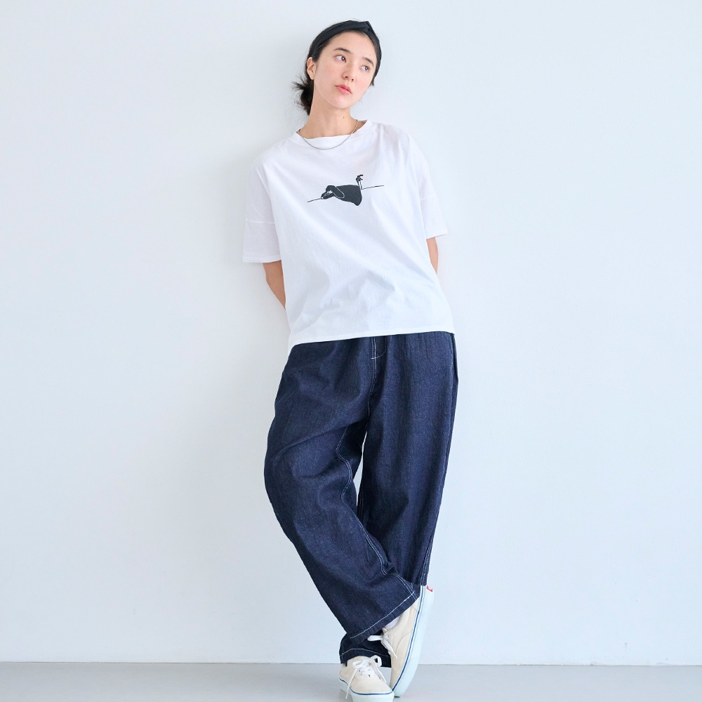 ナチュラルソフト天竺 くつろぎちゃんプリントシャツ　Tシャツを着た女性の全身