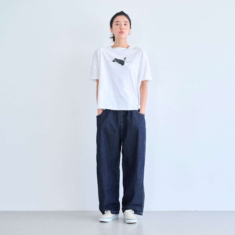 ナチュラルソフト天竺 くつろぎちゃんプリントシャツ　Tシャツを着た女性の全身
