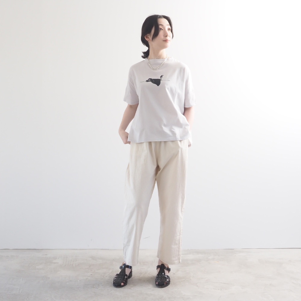 ナチュラルソフト天竺 くつろぎちゃんプリントシャツ　Tシャツ着た女性の全身