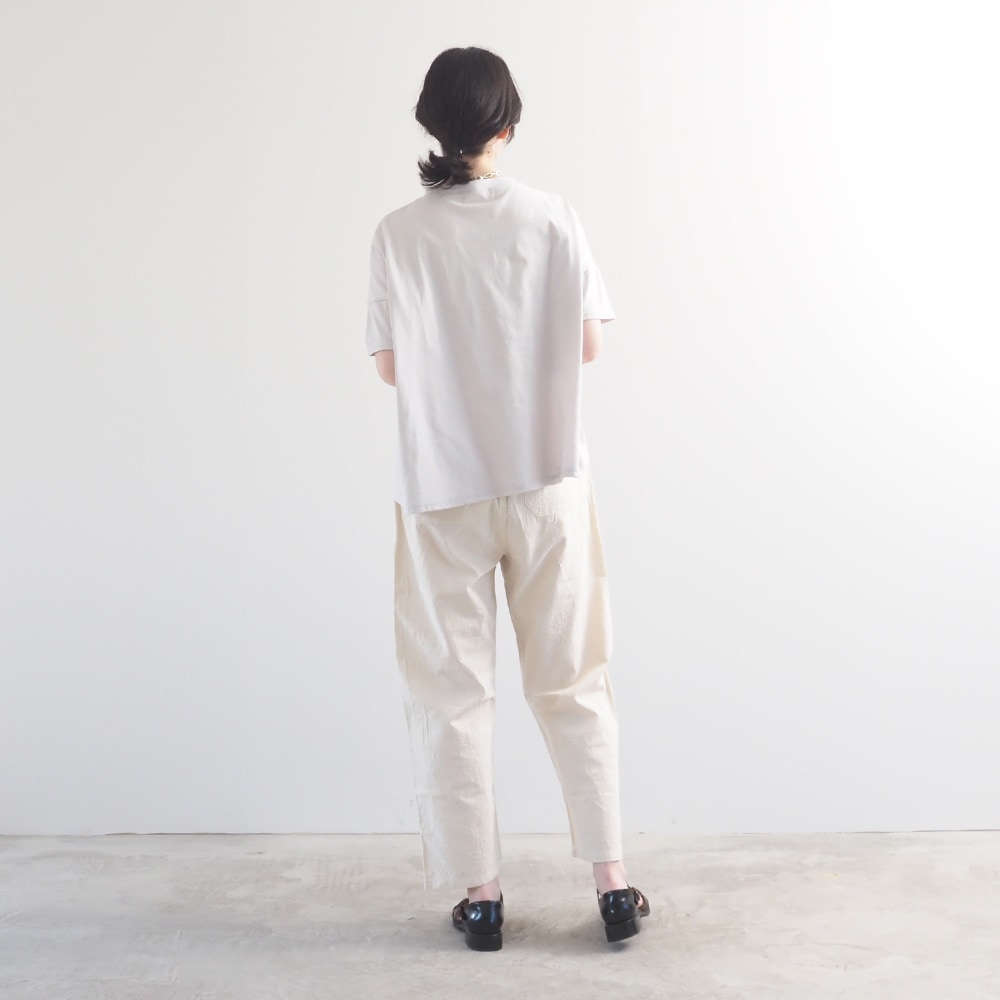 ナチュラルソフト天竺 くつろぎちゃんプリントシャツ　Tシャツを着た女性の全身
