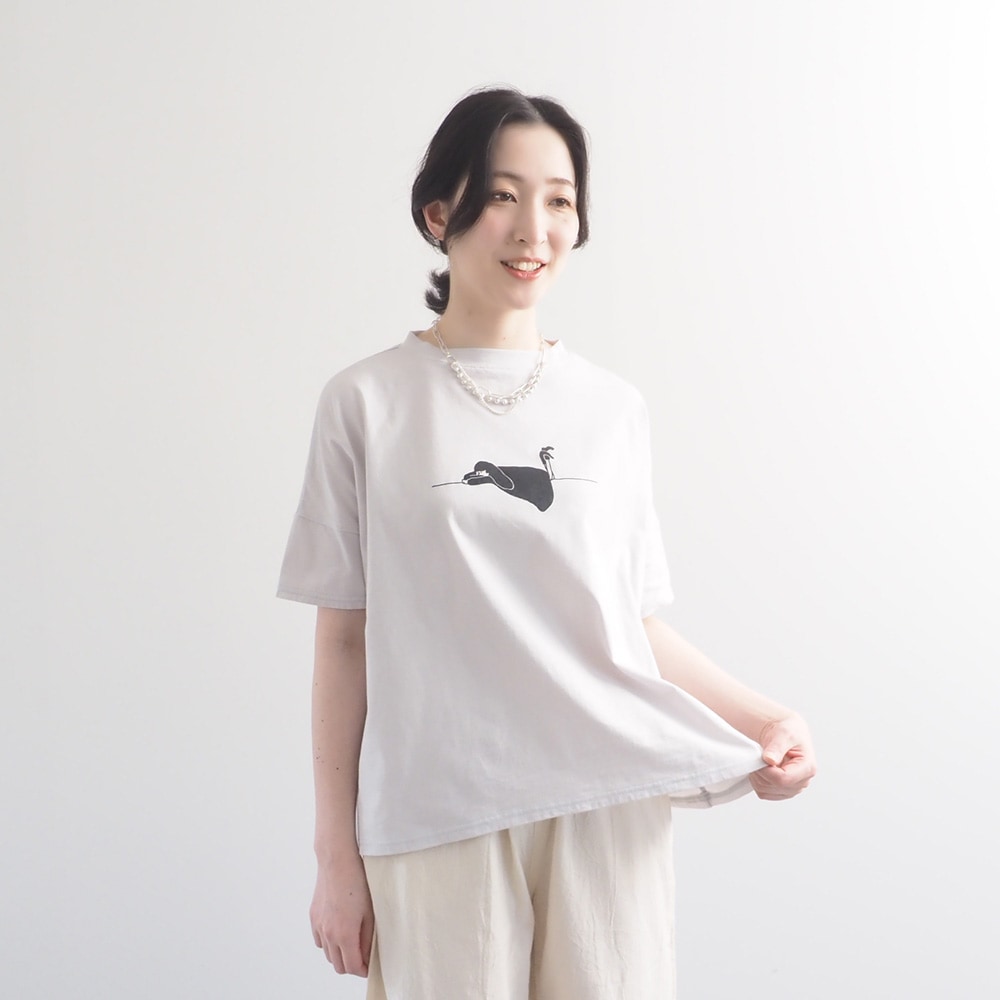 ナチュラルソフト天竺 くつろぎちゃんプリントシャツ　Tシャツを着た女性の全身