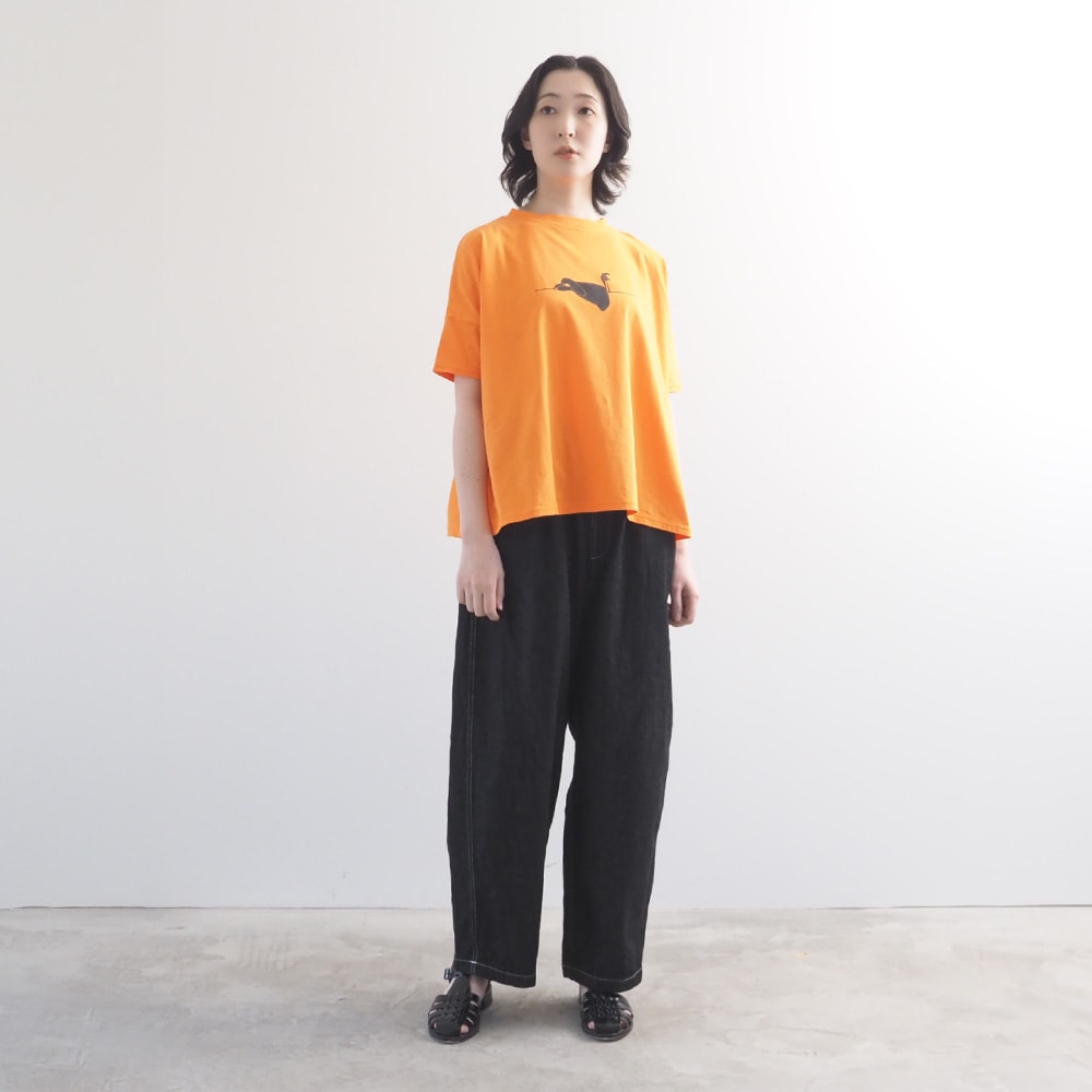 ナチュラルソフト天竺 くつろぎちゃんプリントシャツ　Tシャツを着た女性の全身