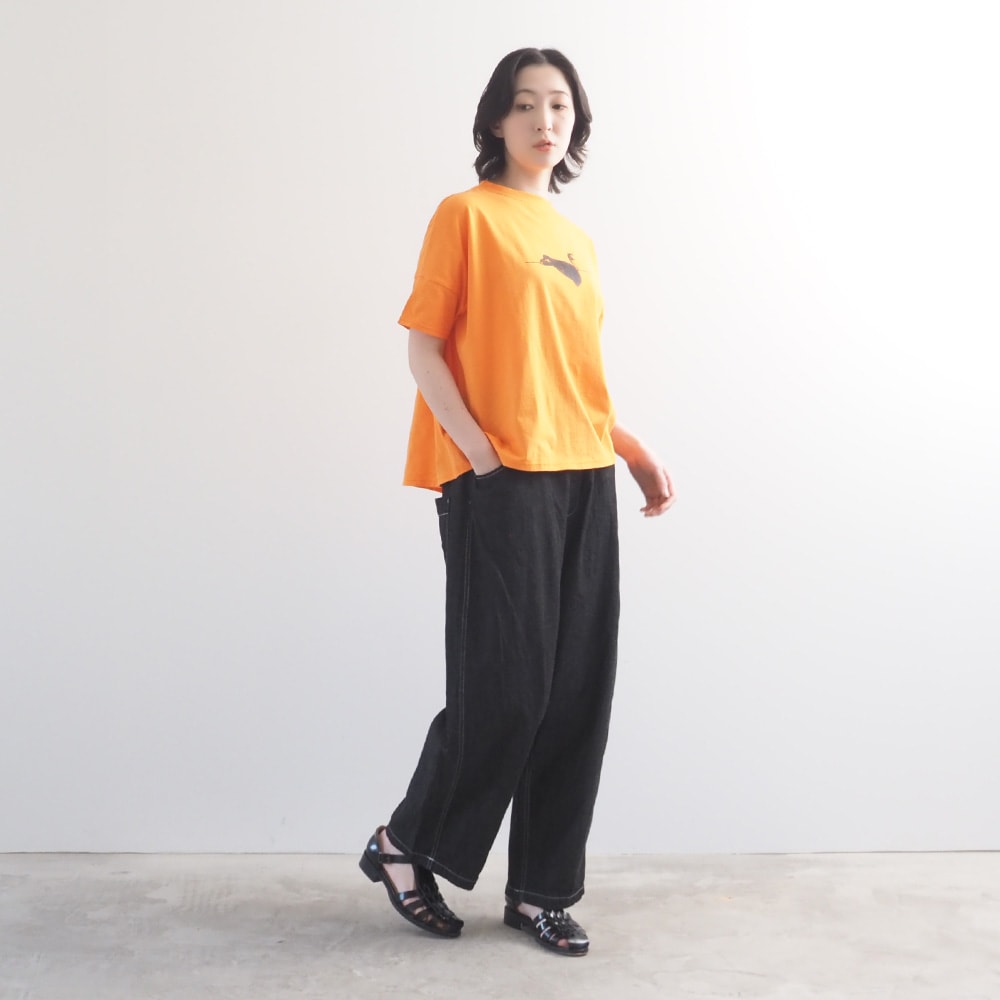 ナチュラルソフト天竺 くつろぎちゃんプリントシャツ　Tシャツを着た女性の全身