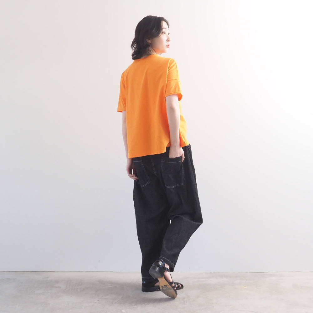 ナチュラルソフト天竺 くつろぎちゃんプリントシャツ　Tシャツを着た女性の全身
