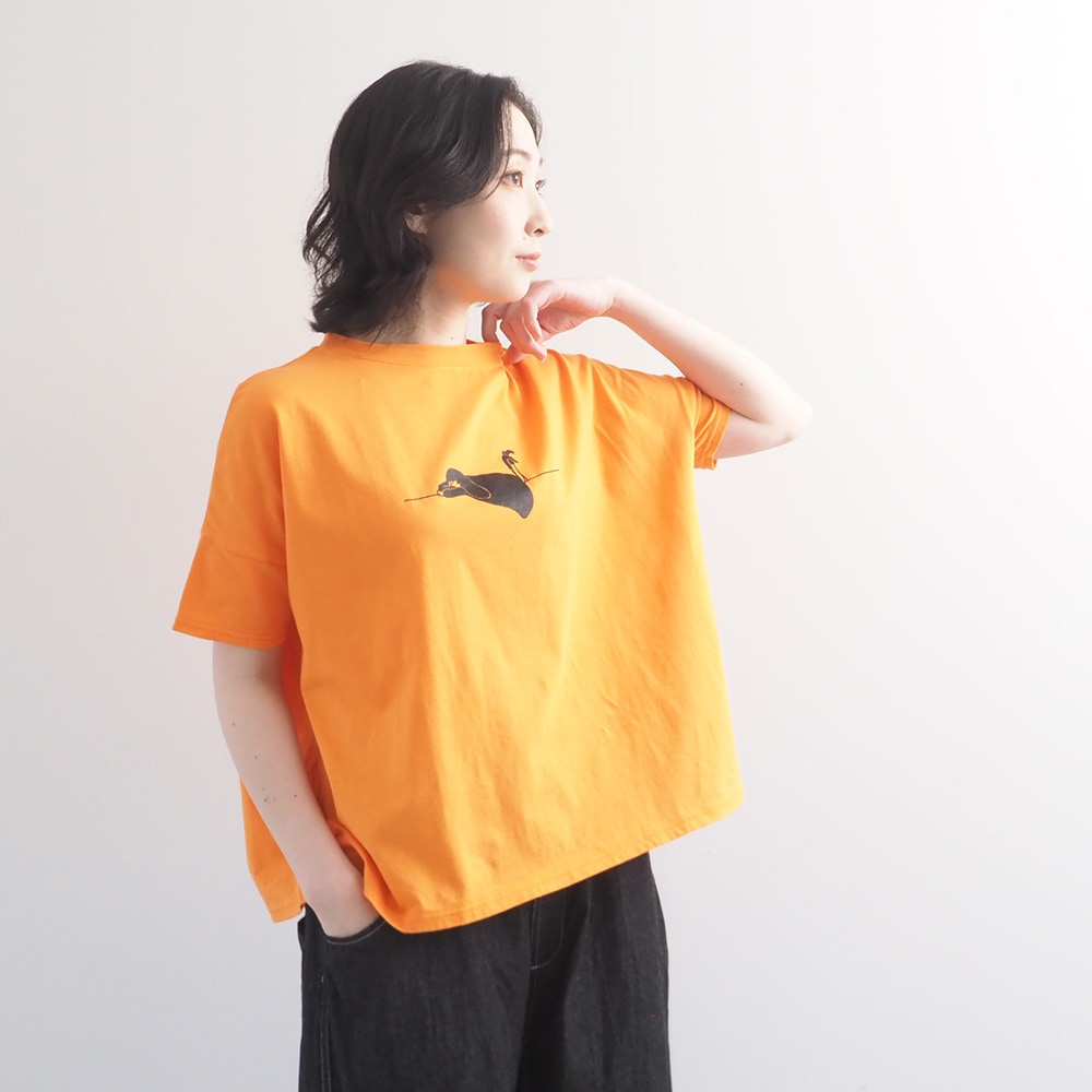 ナチュラルソフト天竺 くつろぎちゃんプリントシャツ　Tシャツを着た女性の全身