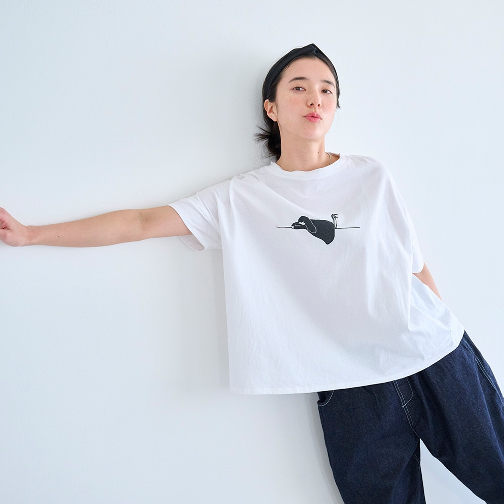 ナチュラルソフト天竺 くつろぎちゃんプリントシャツ　Tシャツを着た女性の正面