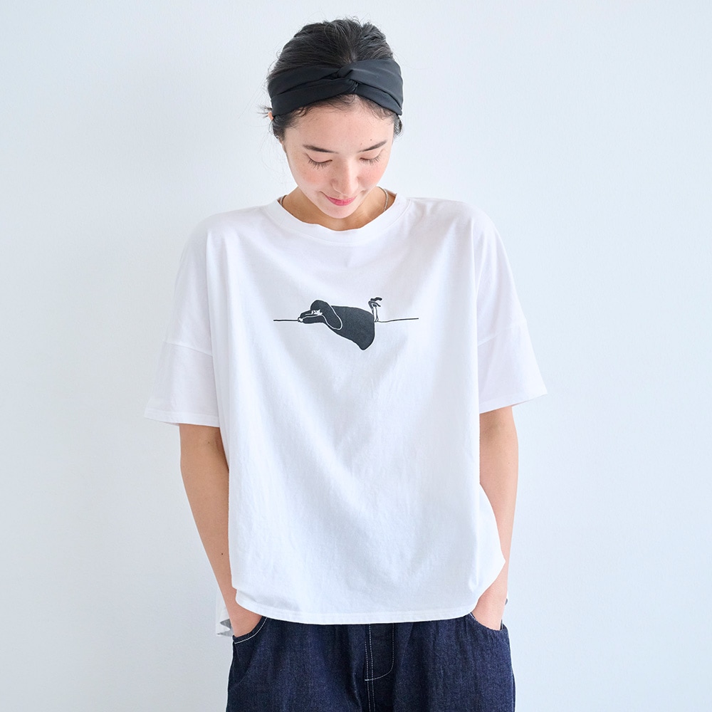 ナチュラルソフト天竺 くつろぎちゃんプリントシャツ　Tシャツを着た女性の正面