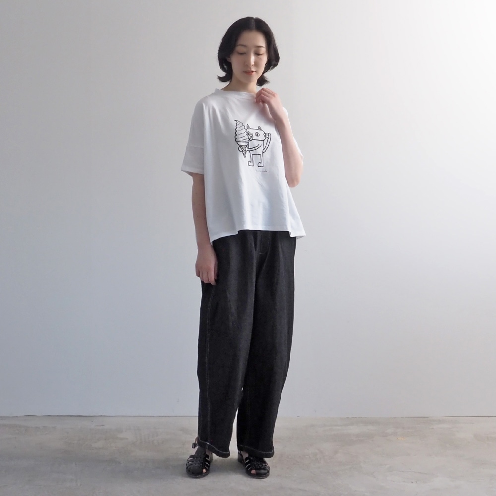 ナチュラルソフト天竺 食いしん坊ねこワイドT Tシャツを着た女性の全身