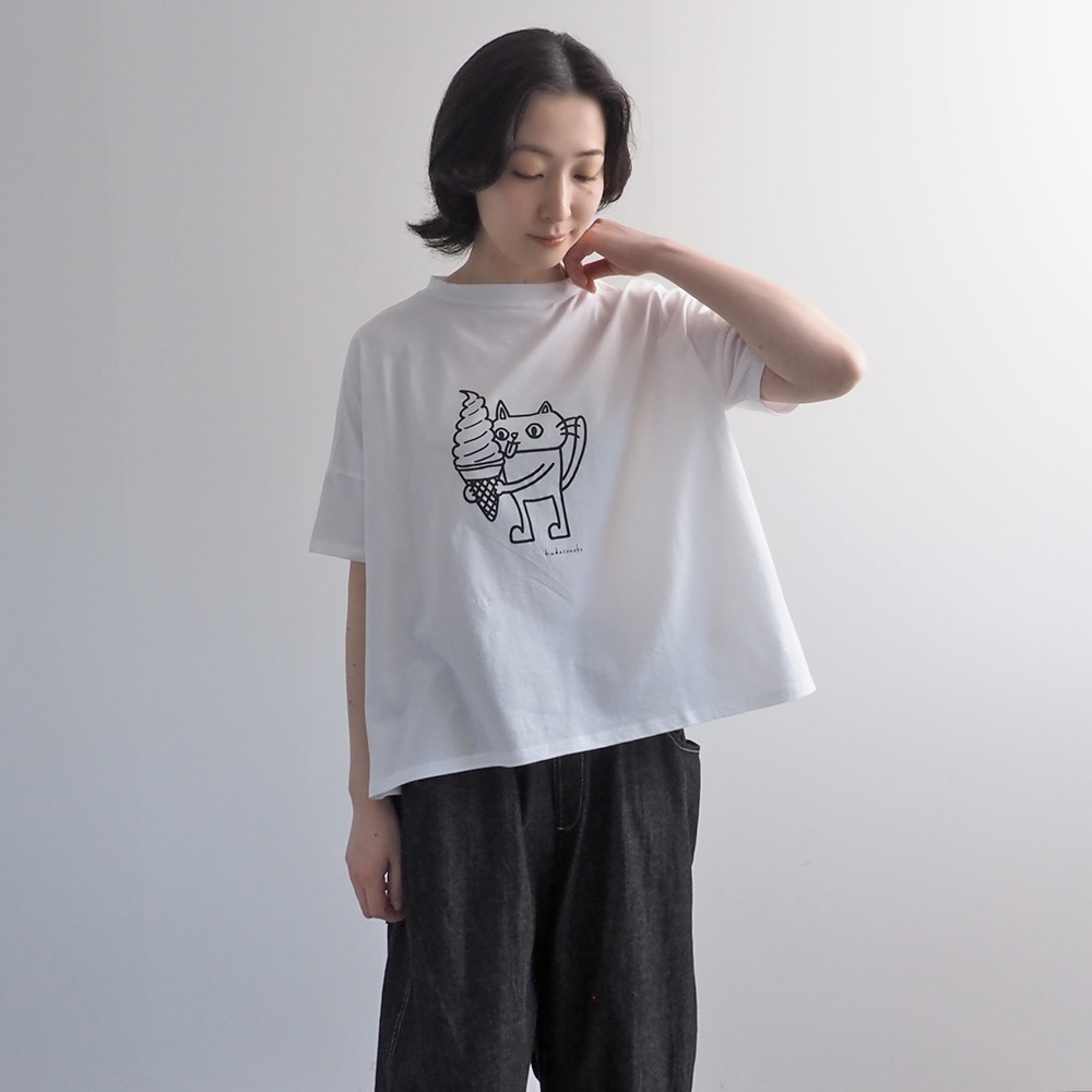 ナチュラルソフト天竺 食いしん坊ねこワイドT Tシャツを着た女性の全身