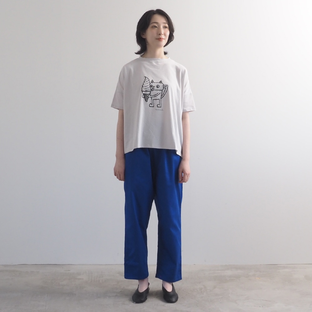 ナチュラルソフト天竺 食いしん坊ねこワイドT Tシャツを着た女性の全身