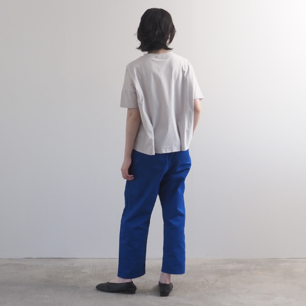 ナチュラルソフト天竺 食いしん坊ねこワイドT Tシャツを着た女性の全身