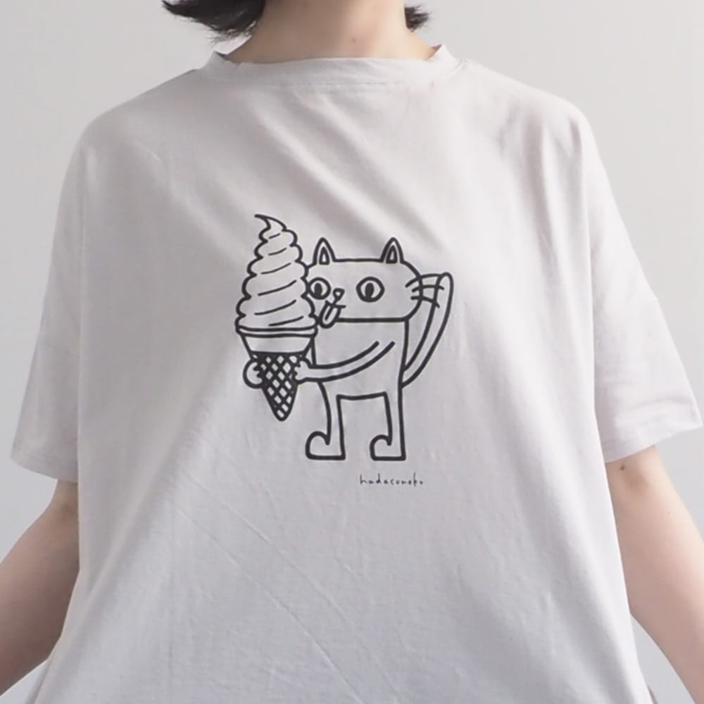 ナチュラルソフト天竺 食いしん坊ねこワイドT Tシャツを着た女性の正面