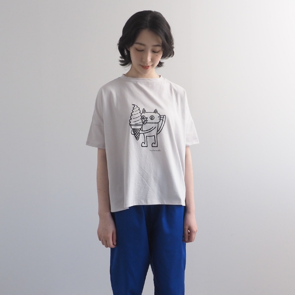 ナチュラルソフト天竺 食いしん坊ねこワイドT Tシャツを着た女性の正面
