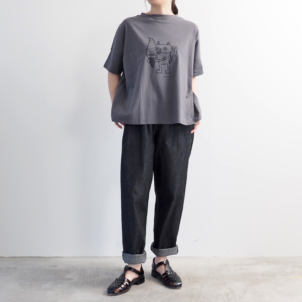 ナチュラルソフト天竺 食いしん坊ねこワイドT Tシャツを着た女性の全身