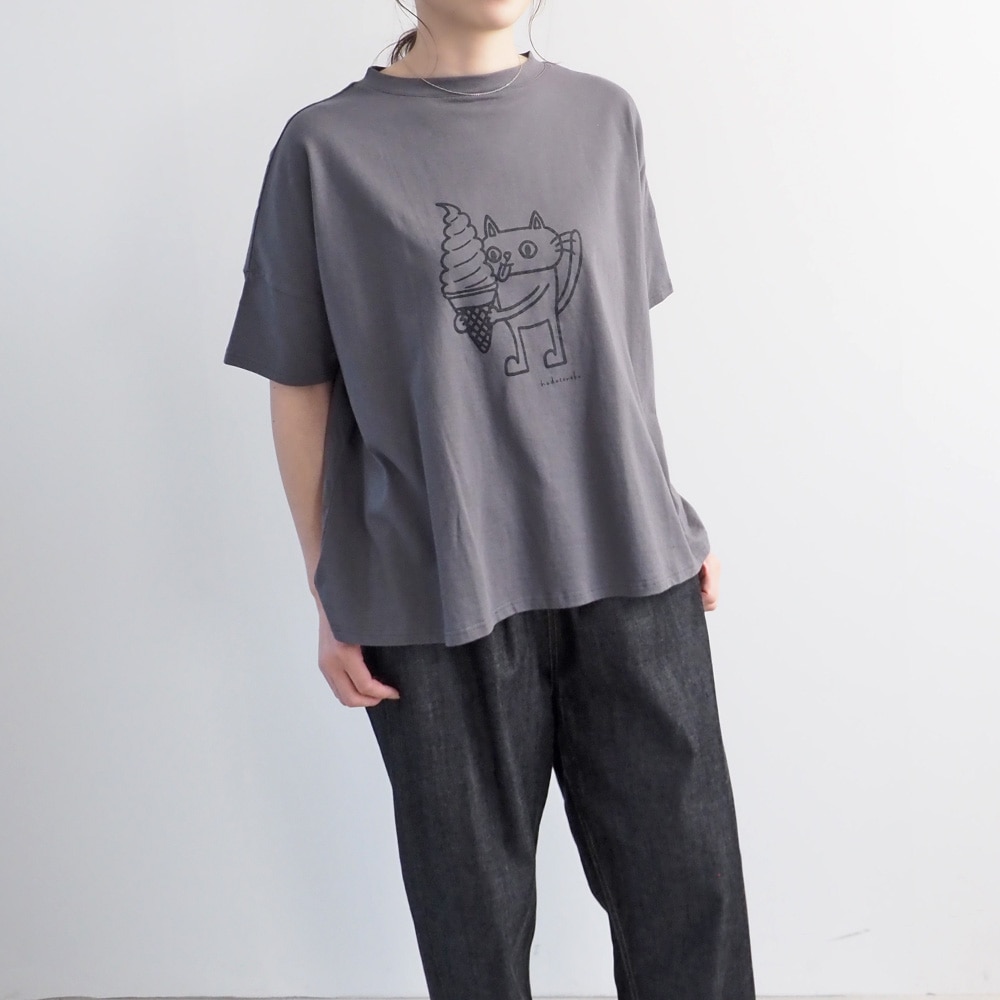 ナチュラルソフト天竺 食いしん坊ねこワイドT Tシャツを着た女性の全身
