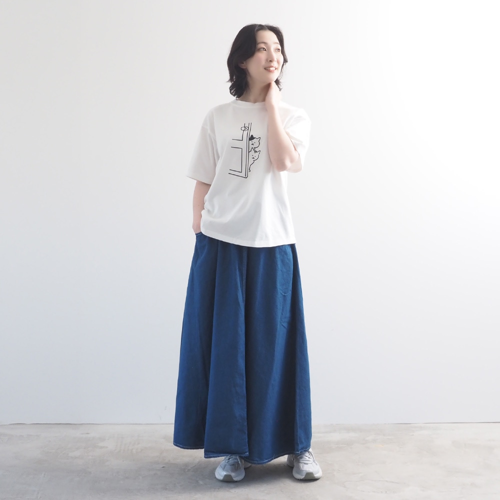 クラシック天竺 ひょっこり猫さんシャツ Tシャツを着た女性の全身