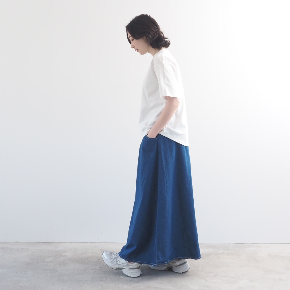 クラシック天竺 ひょっこり猫さんシャツ Tシャツを着た女性の全身