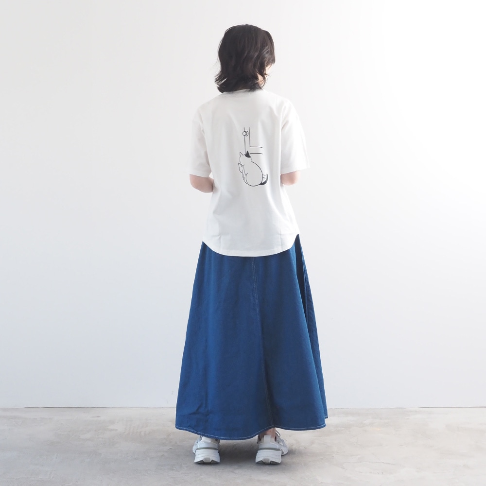 クラシック天竺 ひょっこり猫さんシャツ Tシャツを着た女性の全身