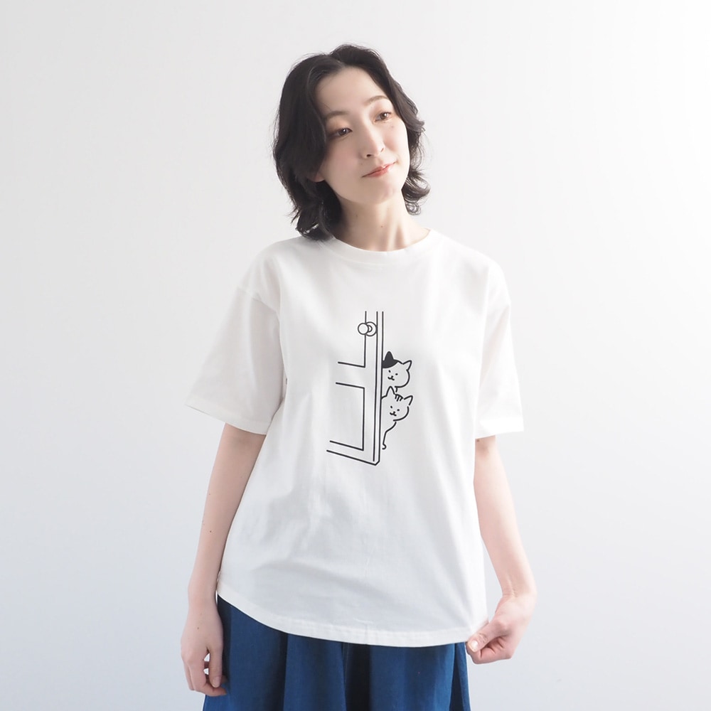 クラシック天竺 ひょっこり猫さんシャツ Tシャツを着た女性の全身
