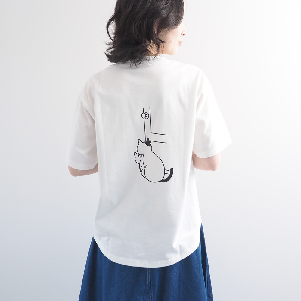 クラシック天竺 ひょっこり猫さんシャツ Tシャツを着た女性の全身