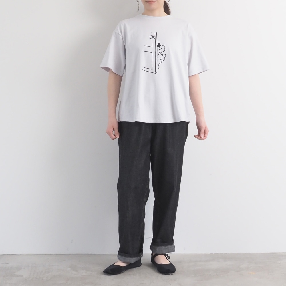 クラシック天竺 ひょっこり猫さんシャツ Tシャツ<br>を着た女性の全身