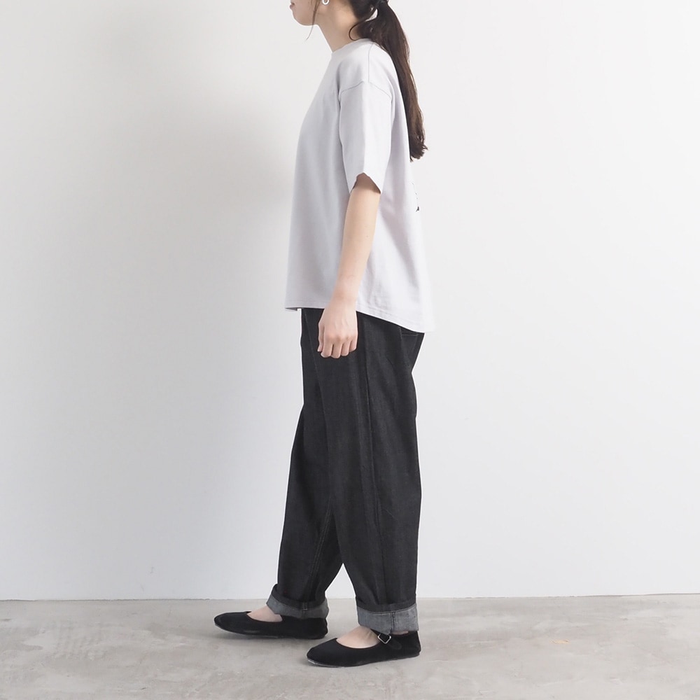 クラシック天竺 ひょっこり猫さんシャツ Tシャツ<br>を着た女性の全身