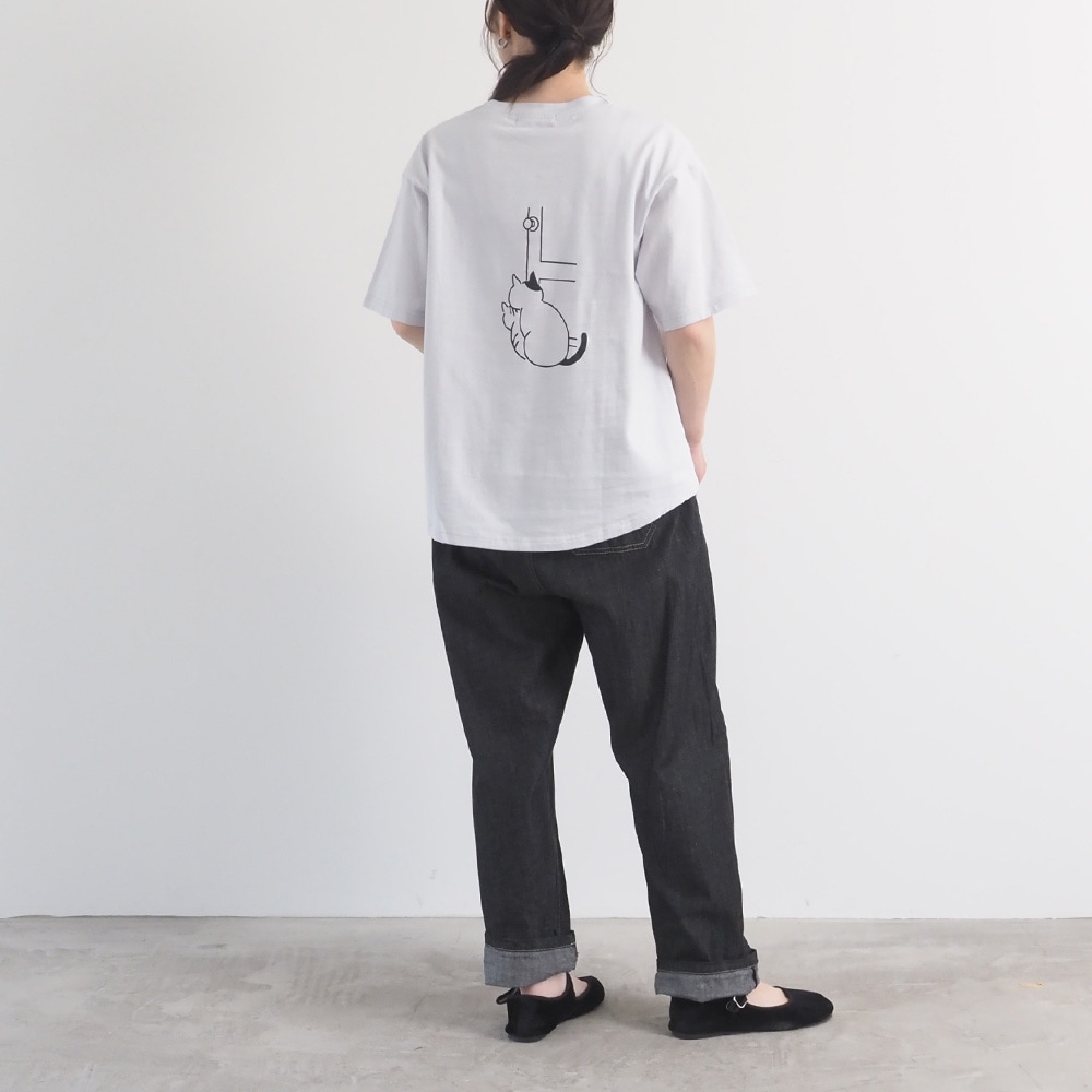 クラシック天竺 ひょっこり猫さんシャツ Tシャツ<br>を着た女性の全身