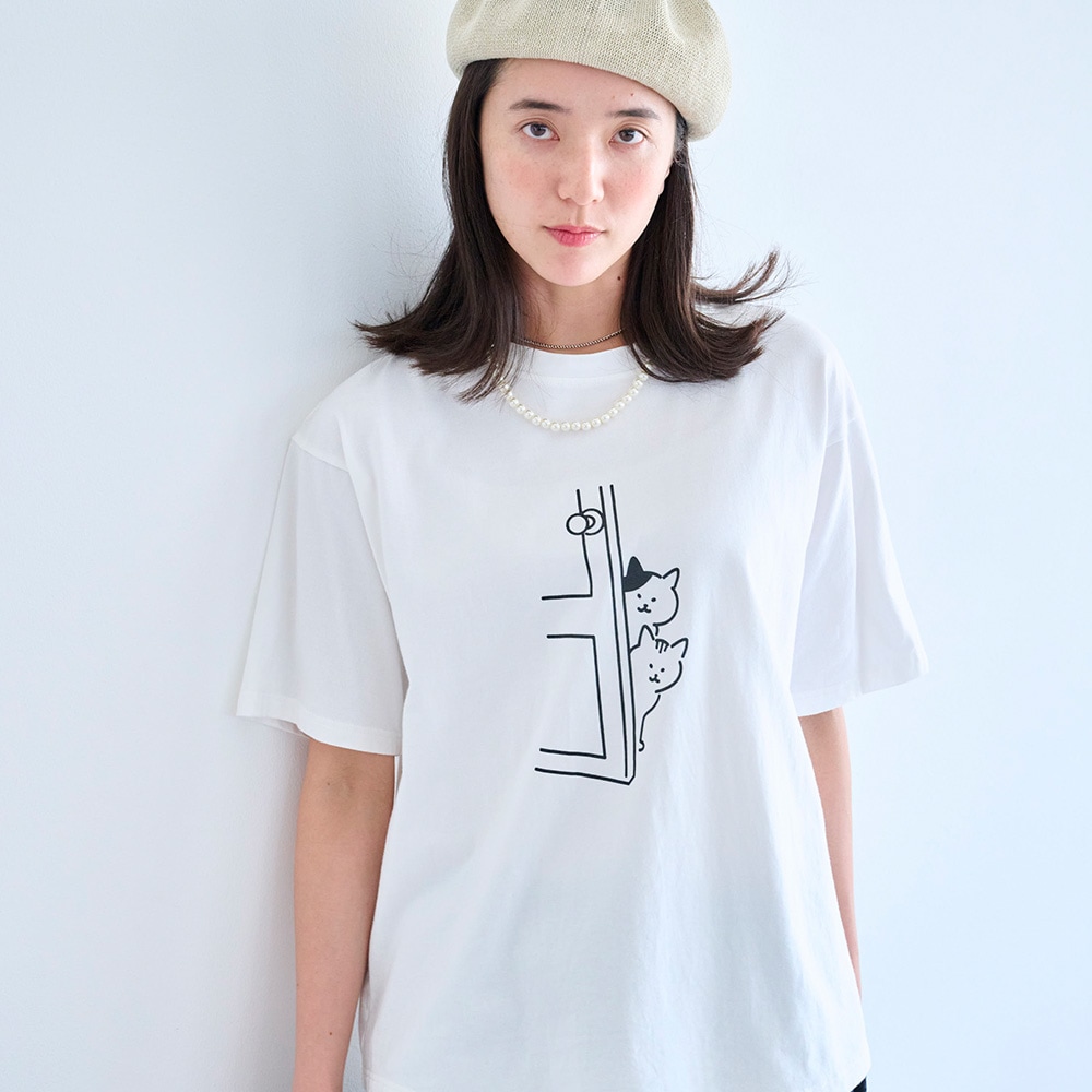 クラシック天竺 ひょっこり猫さんシャツ Tシャツを着た女性の正面
