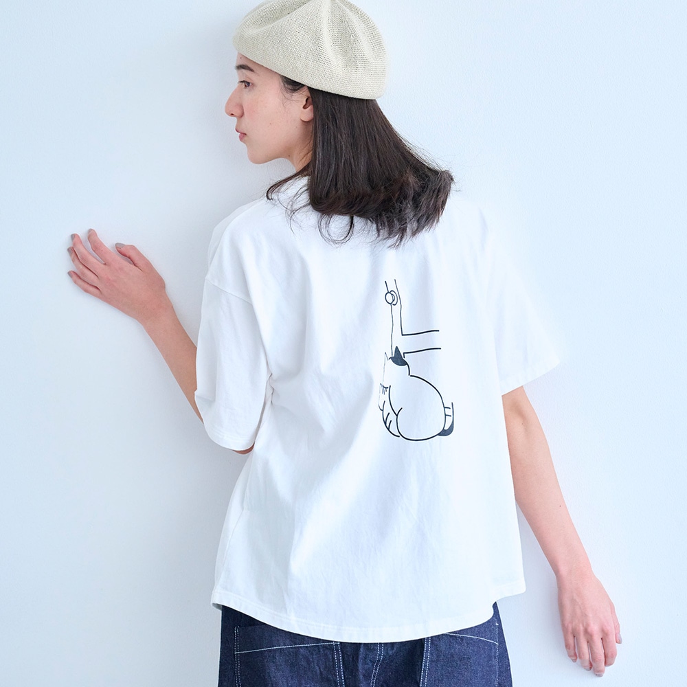 クラシック天竺 ひょっこり猫さんシャツ Tシャツを着た女性の正面