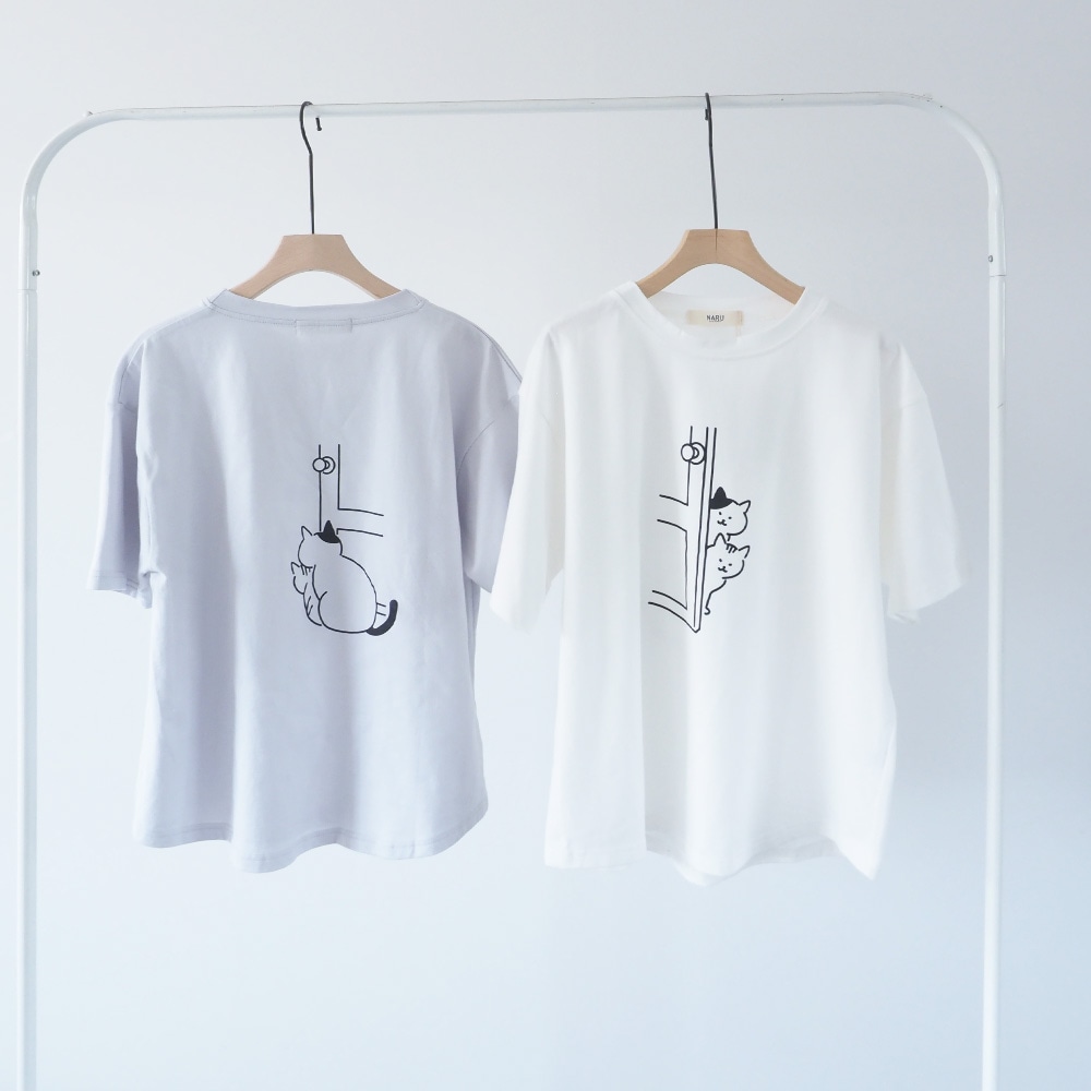 クラシック天竺 ひょっこり猫さんシャツ Tシャツを着た女性の正面