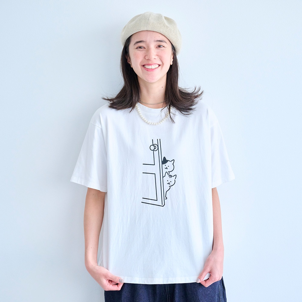 クラシック天竺 ひょっこり猫さんシャツ Tシャツを着た女性の正面